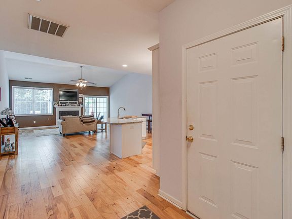 4th image of 621 Harmon St
