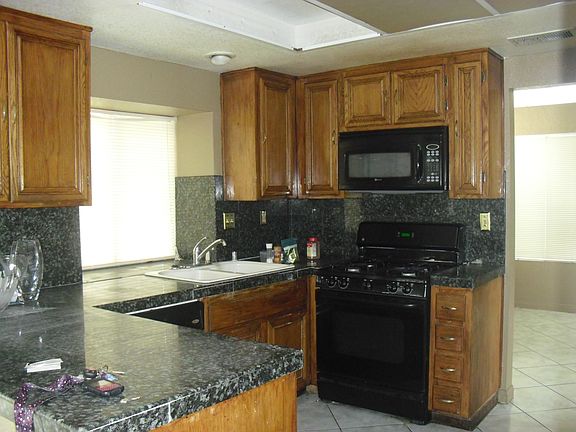 4th image of 16911 Hollyhock Dr