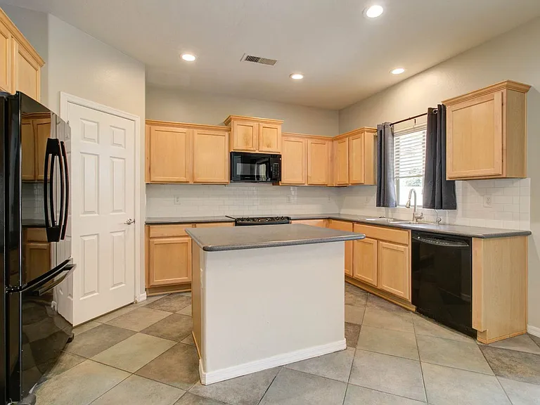 2143 W Marconi Ave — Photo 21