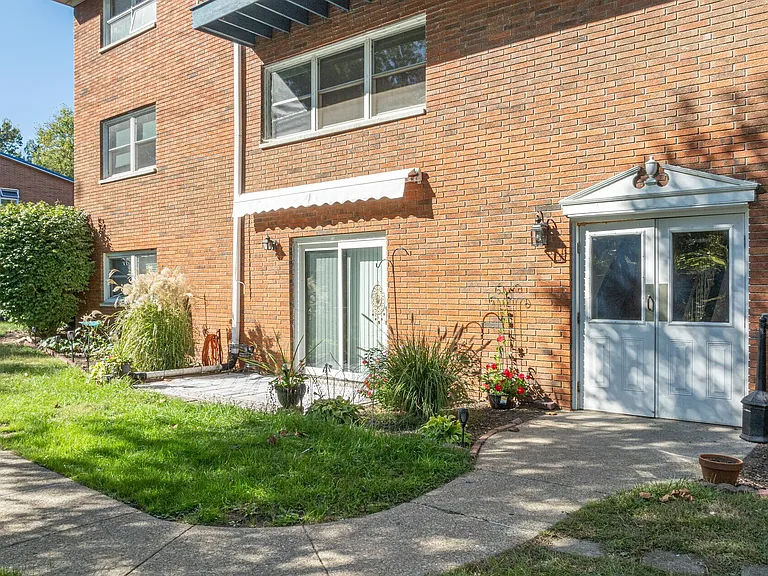 Rivershore Apartments — Photo 41
