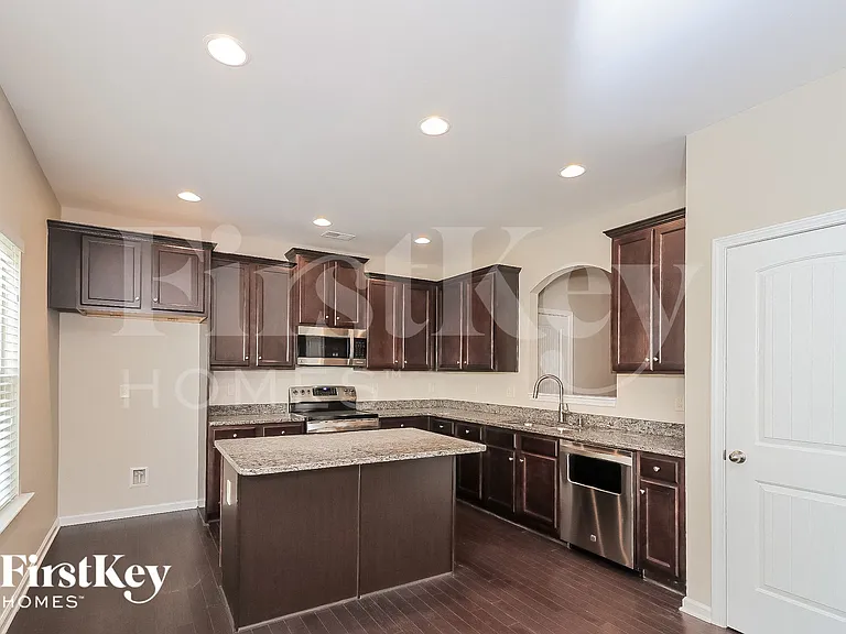 703 Barberry Dr — Photo 6