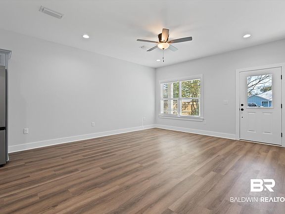 4th image of 18151 Hoiles St