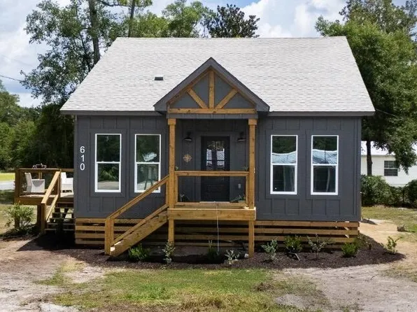 610 10th St W, Carrabelle, FL 32322