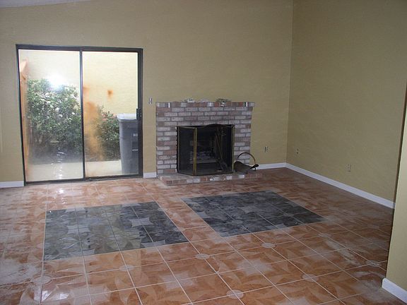 Livingroom w/fireplace