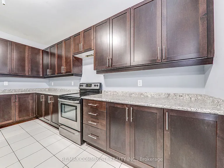 79 McRoberts Cres — Photo 14