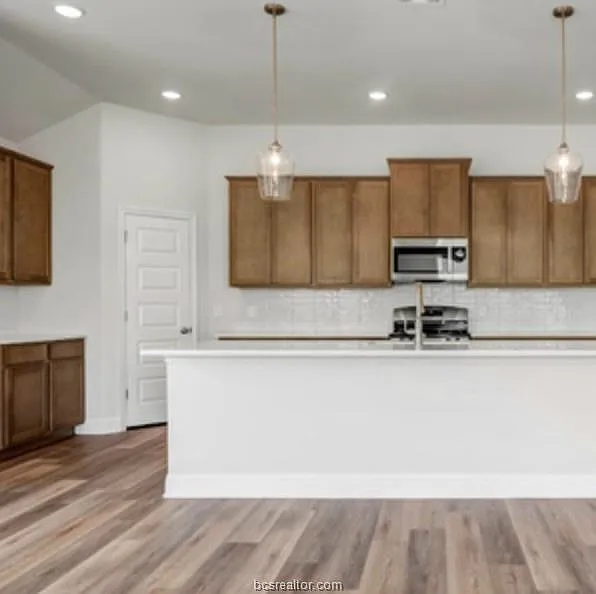 4 bed, 1948 sqft, $2,800 — Photo 2