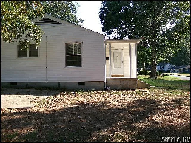 3 bed, 1.0 bath, 1850 sqft, $1,550 — Photo 2