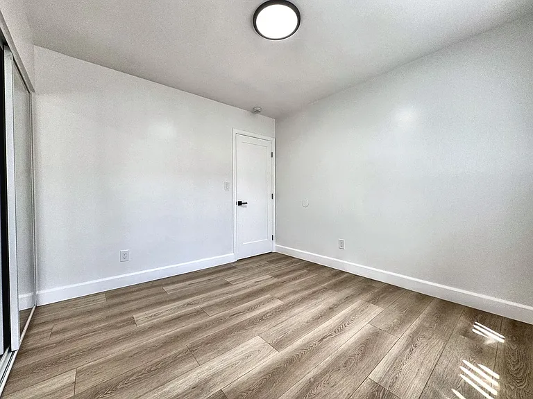 840 W 52nd St — Photo 11