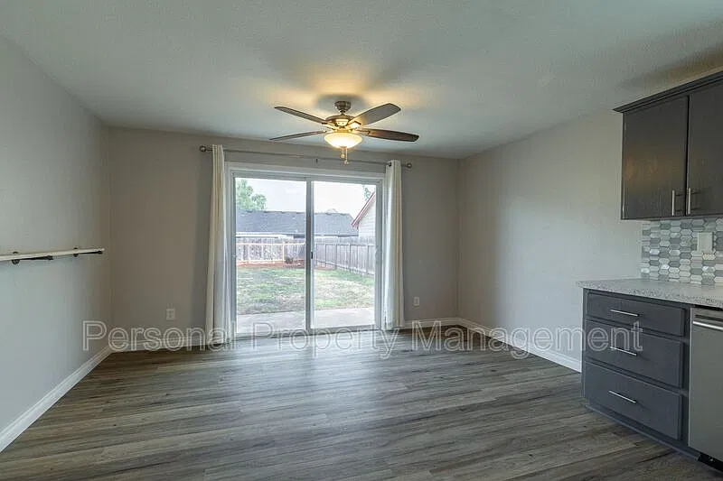 3 bed, 2.0 bath, 1136 sqft, $2,395 — Photo 3