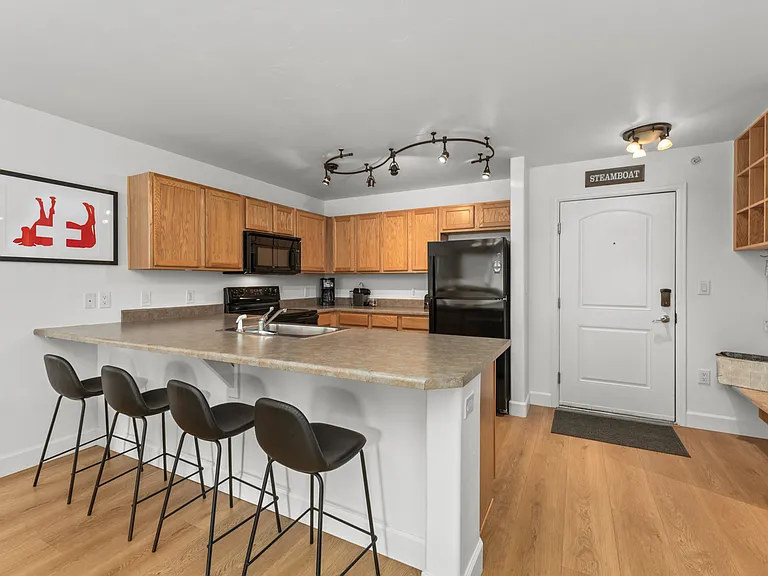 Breakfast bar with 4 stools