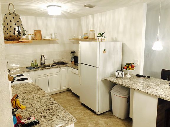 2nd image of 285 SE Abeto Ln