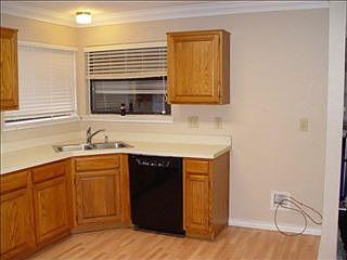 4th image of 2740 Wentworth Dr