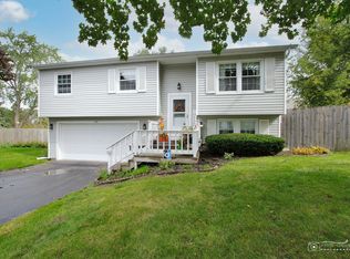 548 Northgate Rd, Lindenhurst, IL 60046