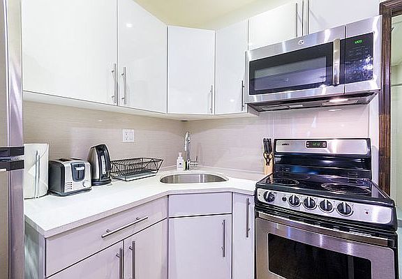 4th image of 111 E 39th St APT 4F