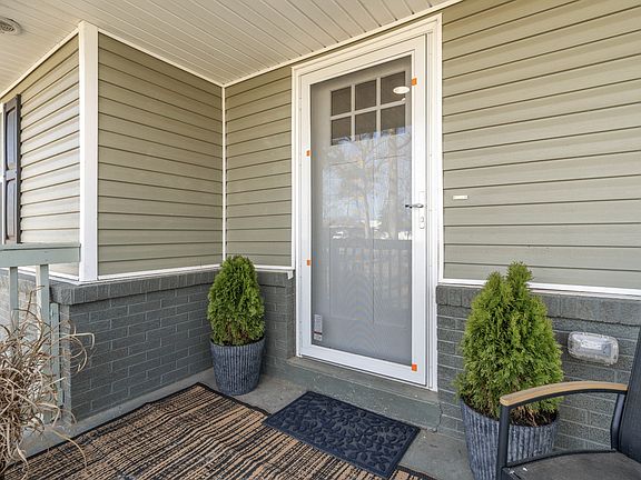 4th image of 221 Jackson Cir