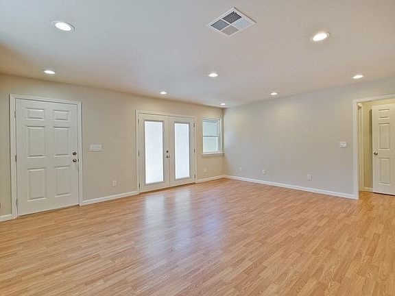 3rd image of 482 Morse Ave #2