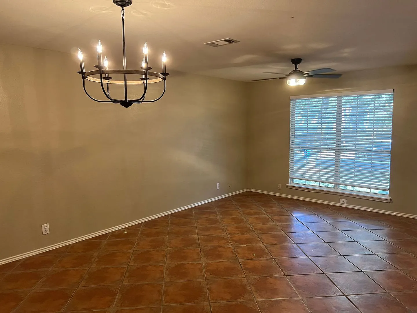 Welcome home to 3648 Diamond Falls! — Photo 4