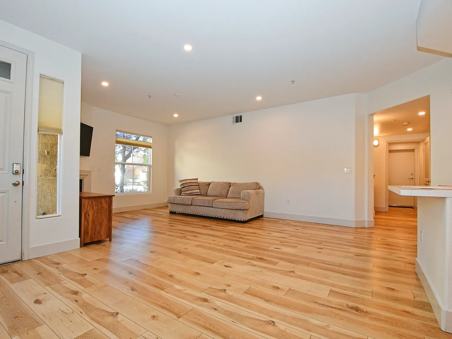 2 bed, 1317 sqft, $2,400 — Photo 3
