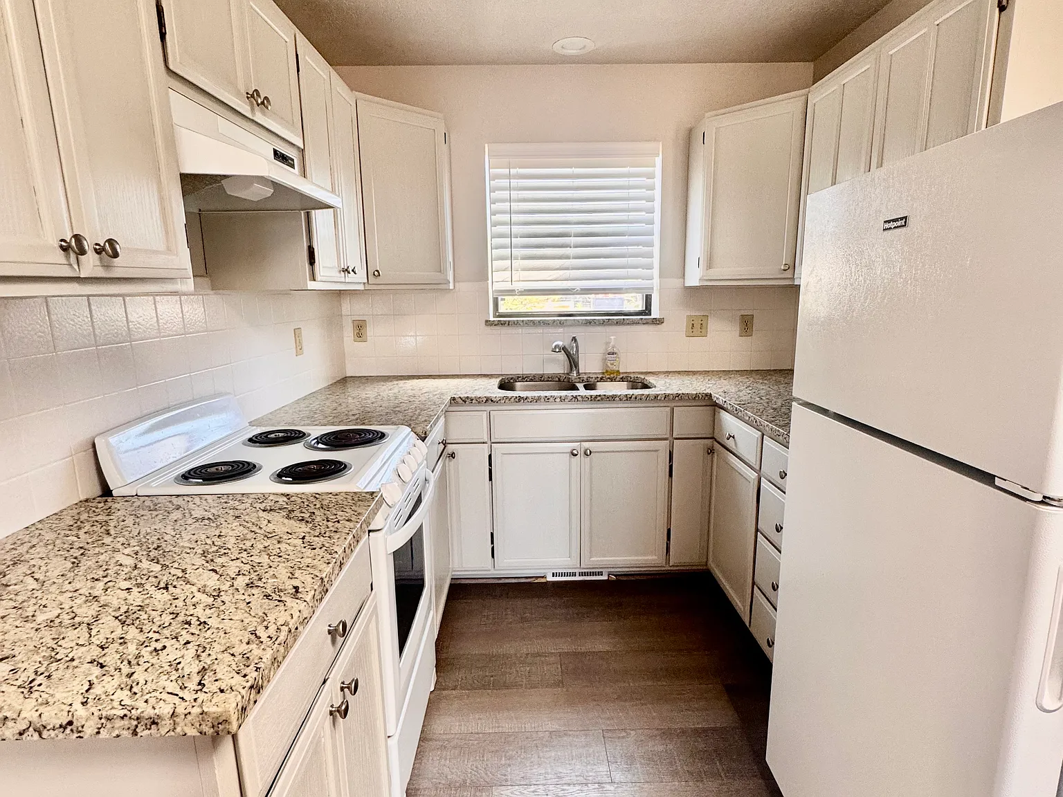 2 bed, 1000 sqft, $1,890 — Photo 3