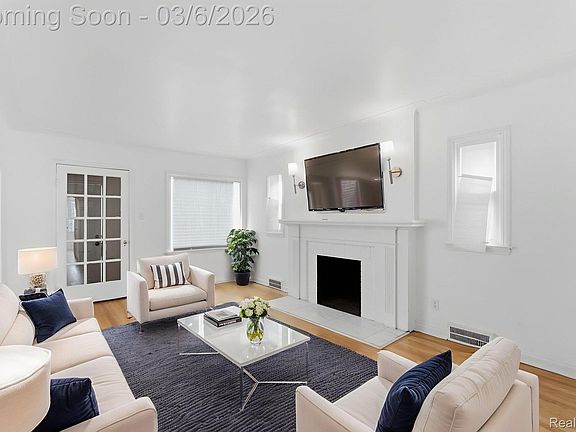 5th image of 10947 Roxbury St