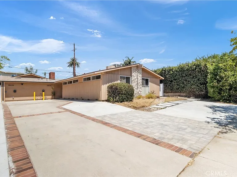 16433 Kingsbury St — Photo 2