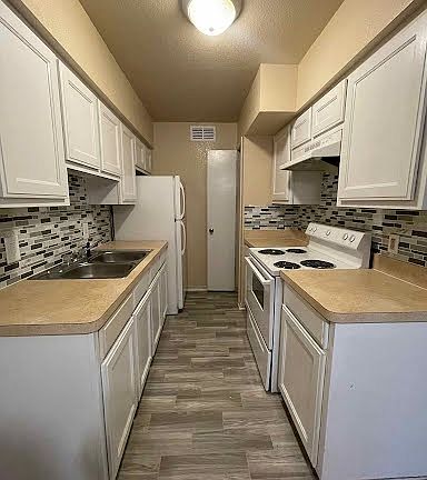 3rd image of 6761 Calmont Ave #104
