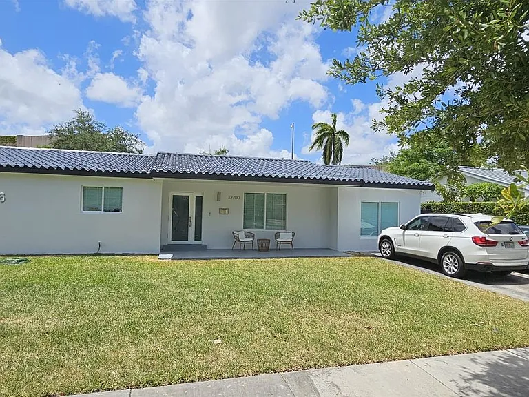 10900 SW 107th Ave — Photo 2