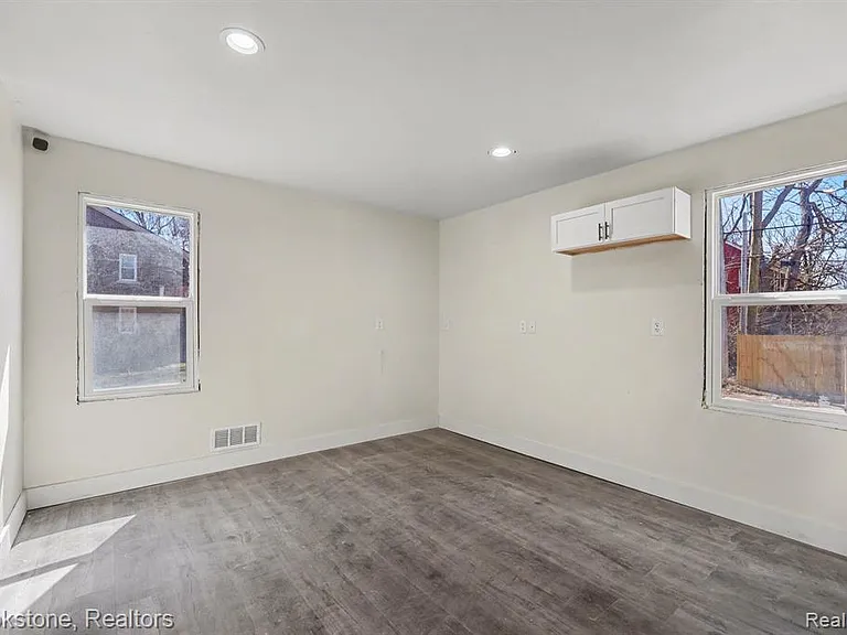 5533 Sheridan St — Photo 12