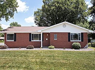 901 Sycamore St, Highland, IL 62249