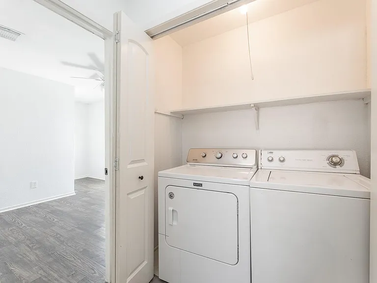 1902 Avenue B — Photo 15