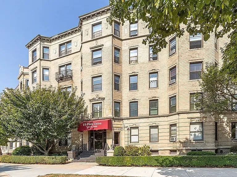 1 bed, 340 sqft, $2,100 — Photo 3