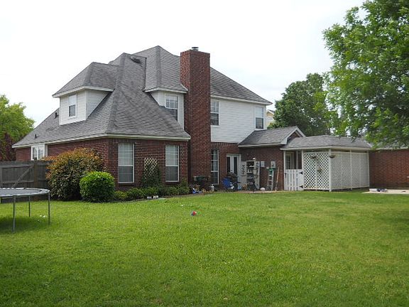 2nd image of 105 Cambridge Cir