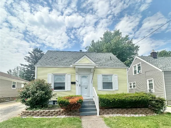 2218 Bird Dr, Erie, PA 16510