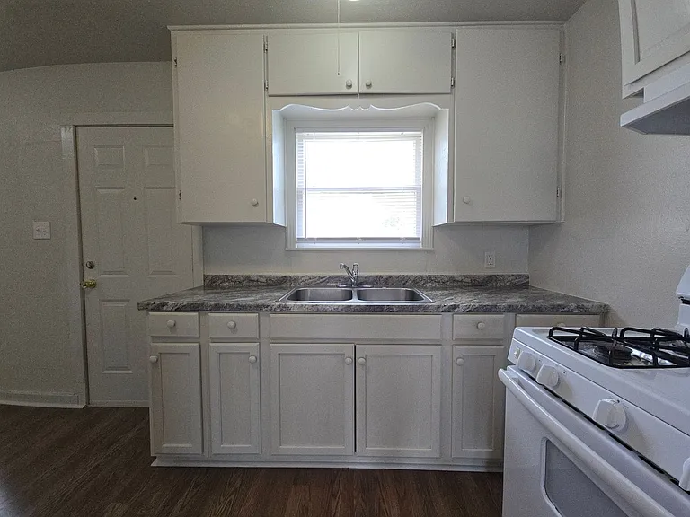 1307 E Avenue H — Photo 5