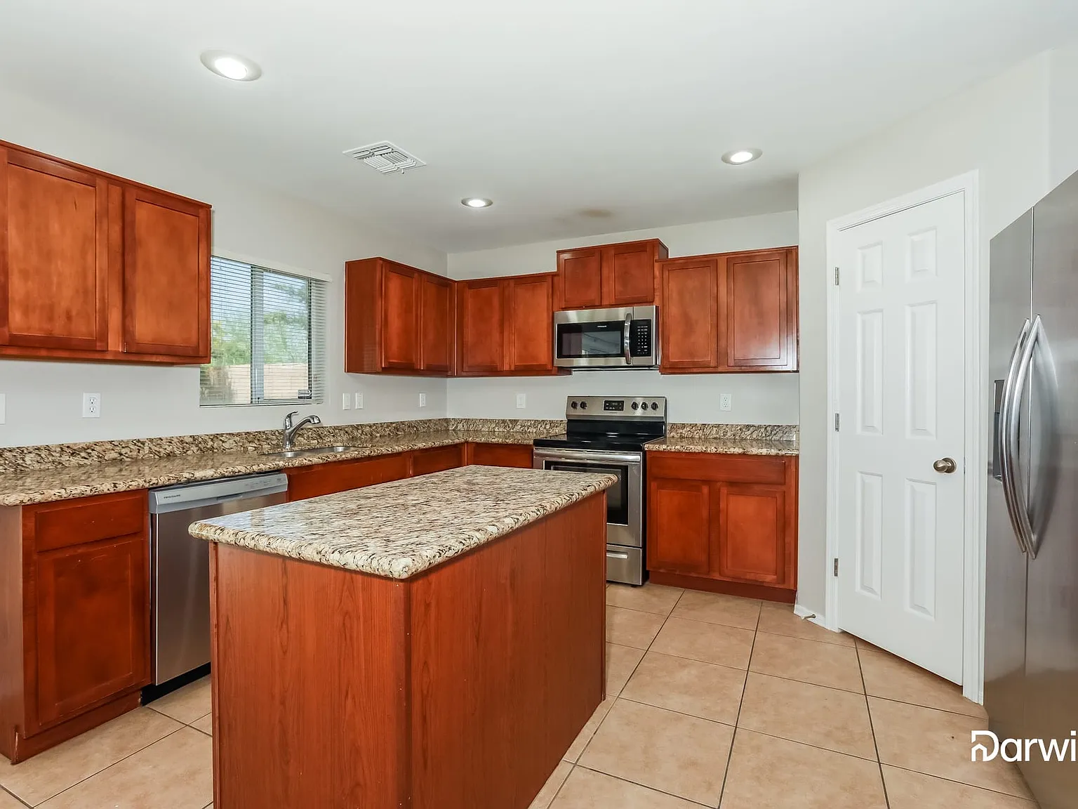 3 bed, 2.5 bath, 1838 sqft, $1,999 — Photo 3