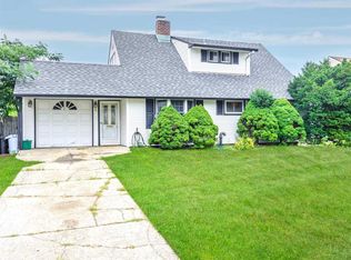 5 Straight Ln, Levittown, NY 11756