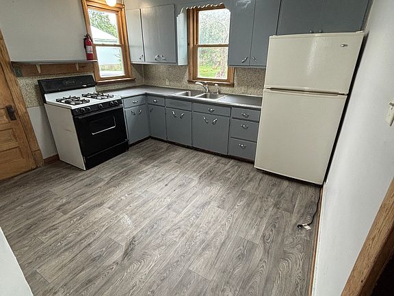 3rd image of 150 N 3rd Ave
