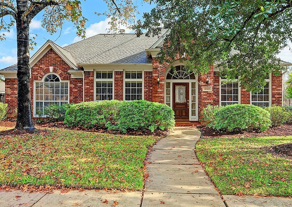 Gorgeous home with great curb appeal!