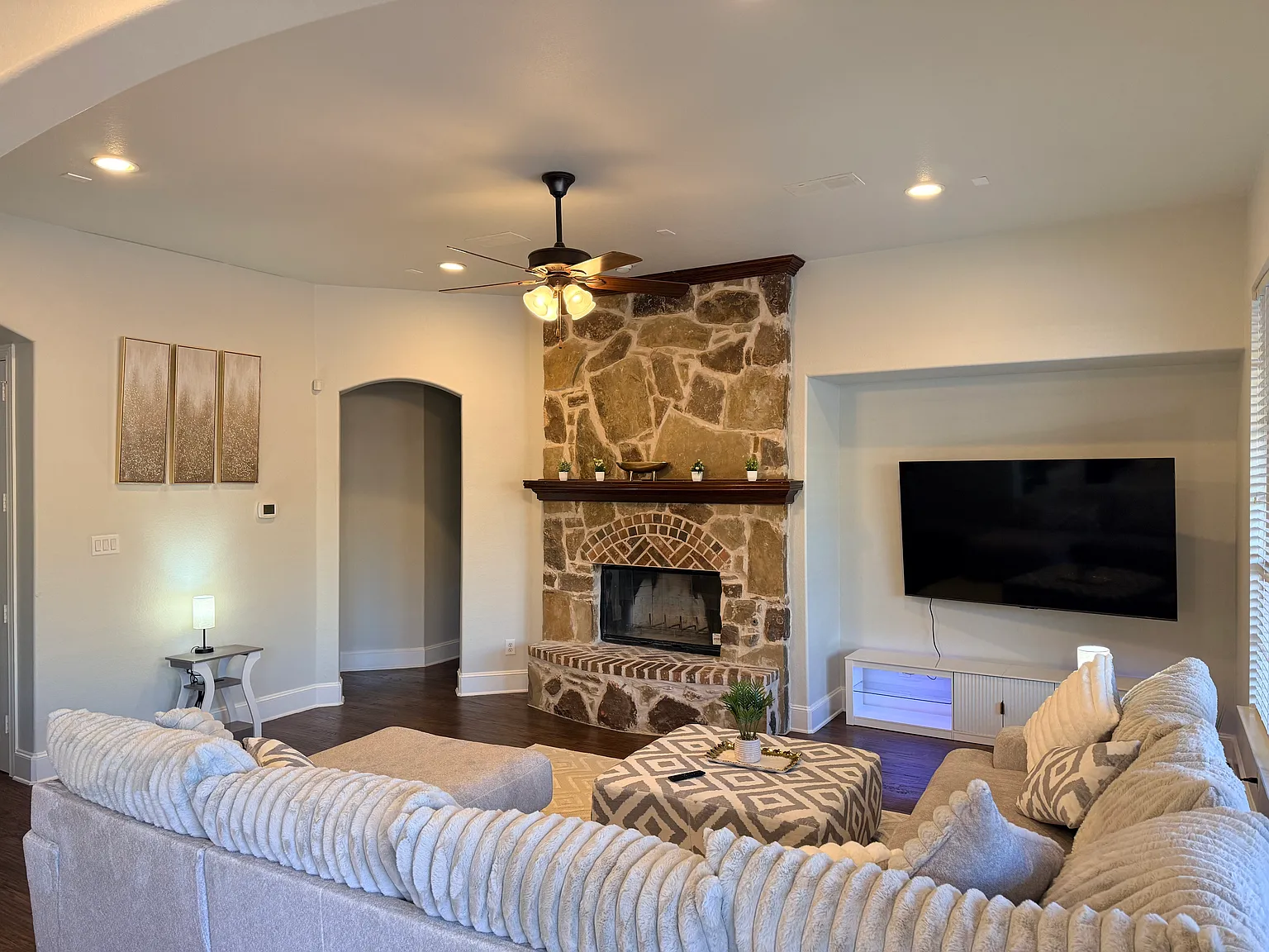 5 bed, 3790 sqft, $5,450 — Photo 4