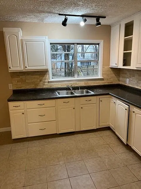 4 bed, 1.5 bath, 1200 sqft, $1,700 — Photo 3