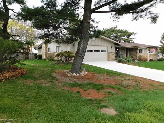 3rd image of 8141 Carriage Hill Dr