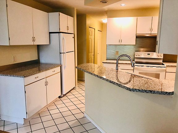 5th image of 4044 Saint Andrews Ct APT 2