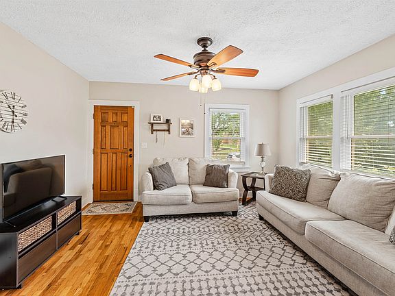 5th image of 408 E Jewell Ave