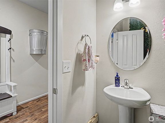 5th image of 6629 Svea Court NE