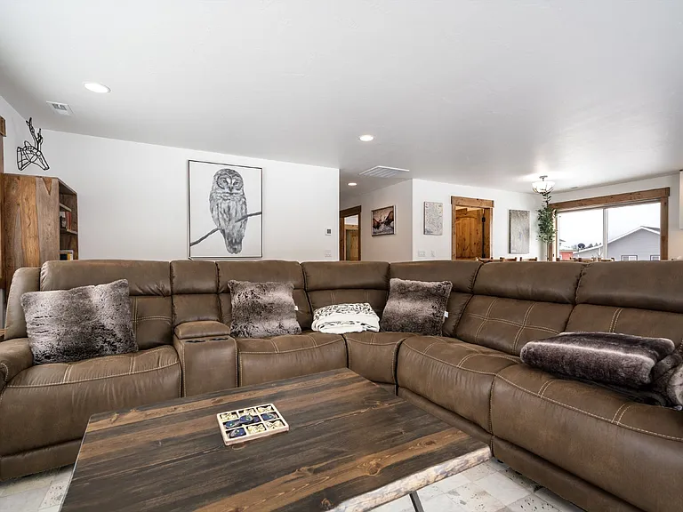 889 Capistrano NW — Photo 4