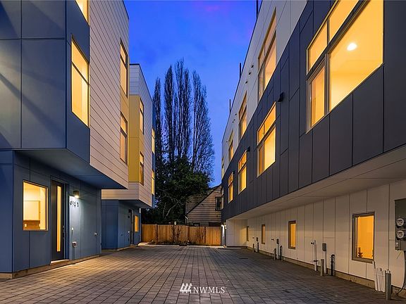 4th image of 921 A 10th Avenue E
