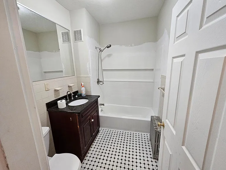 14 Gibson St #3 — Photo 2