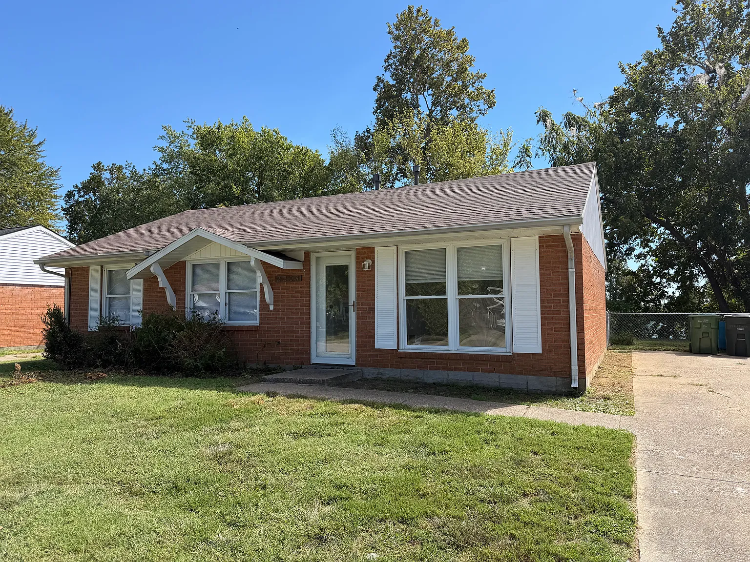 3 bed, 1000 sqft, $1,100 — Photo 1