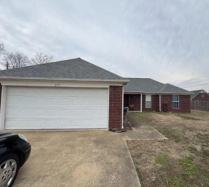 1st image of 697 Wylie Dr