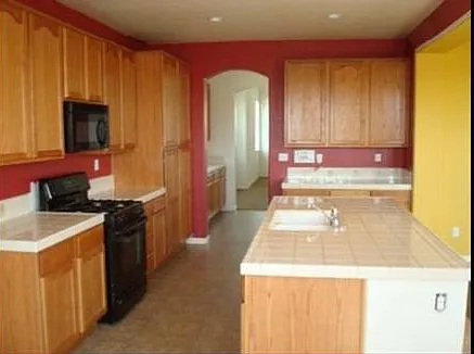 4 bed, 2750 sqft, $2,450 — Photo 3